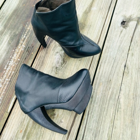 Elly Clay Armadillo Style Arch Heels - Picture 8 of 8